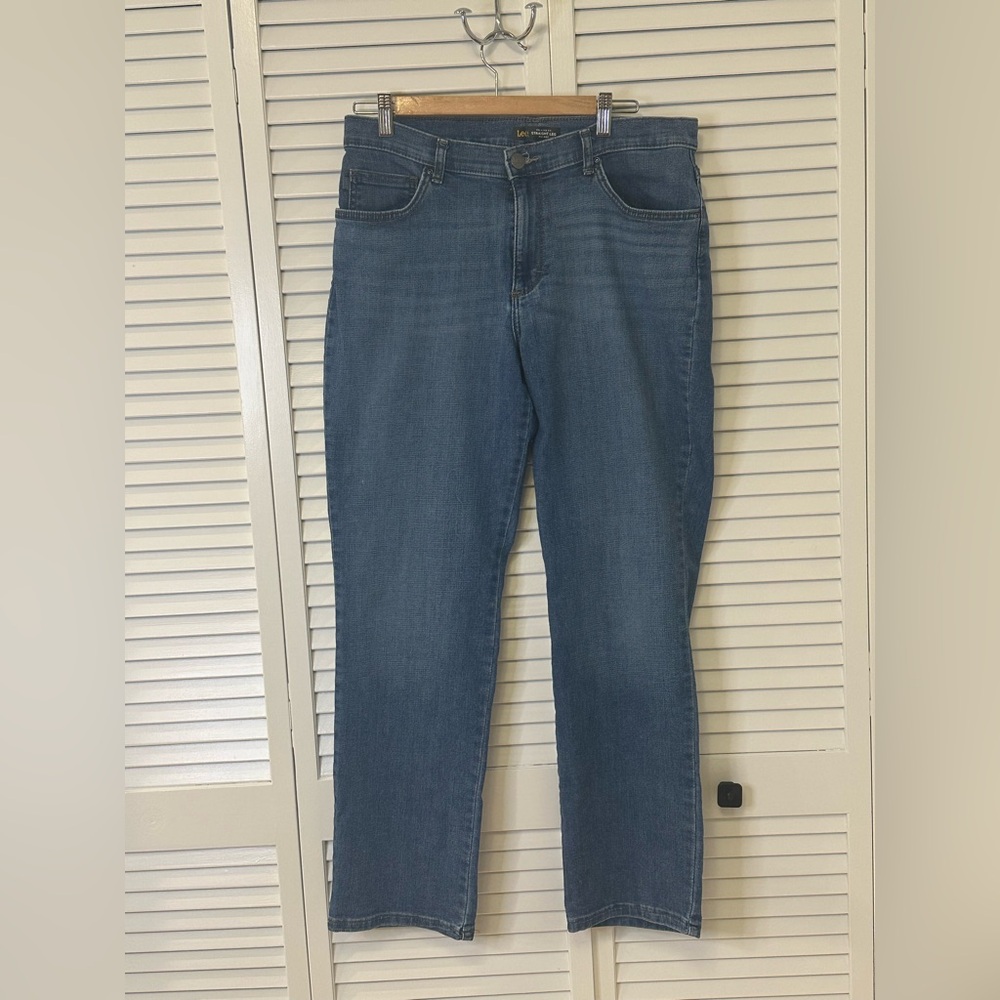 Lee Relaxed Fit Straight Leg Mid Rise - Size 14 Medium